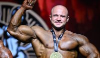 Антон Дмитричев завоевал три золотых медали и карту профессионала IFBB Elite Pro на турнире "Mr. Universe Thailand" 2026 года