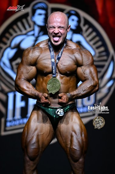 Антон Дмитричев завоевал три золотых медали и карту профессионала IFBB Elite Pro на турнире "Mr. Universe Thailand" 2026 года