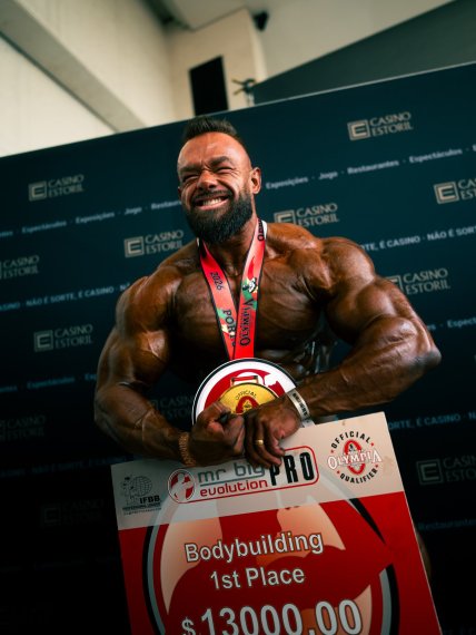 Джордан Хатчинсон (Jordan Hutchinson), Мистер Биг Эволюшн Про 2026 года, выиграл турнир "Mr. Big Evolution Portugal Pro" 2026 года