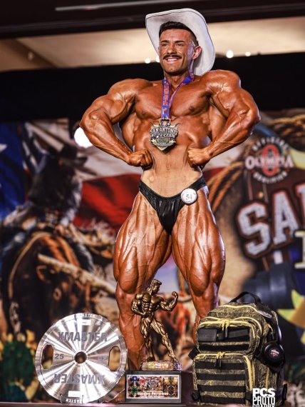 Энди Паредес (Andy Paredes), одержал победу на турнире "San Antonio Pro" 2026 года в категории "Classic Physique"